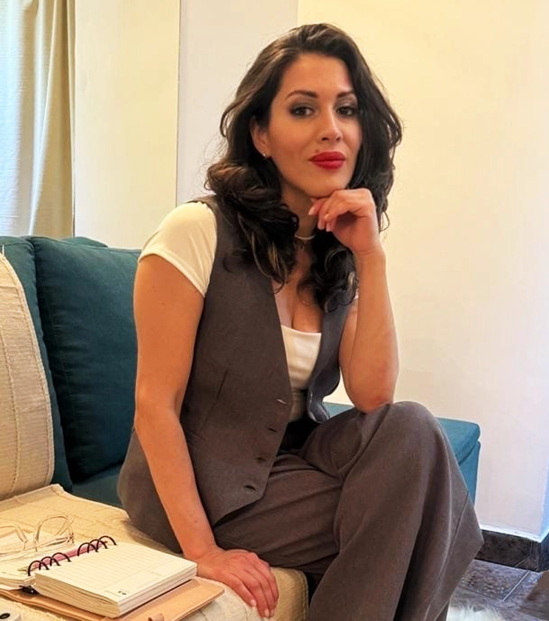 Elba Fernandez es la directora y fundadora de Sur Gestiones, con una sólida trayectoria en el ámbito administrativo, contable y legal. A lo largo de su carrera ha acompañado a empresas, pymes y emprendedores en la organización, desarrollo y optimización de sus actividades, brindando soluciones prácticas y adaptadas a cada necesidad.</p>
<p>Su enfoque se basa en el compromiso, la confidencialidad y la atención personalizada, entendiendo cada proyecto de manera integral. Gracias a su experiencia, ha logrado posicionar a Sur Gestiones como un espacio de confianza para quienes buscan delegar sus gestiones con respaldo profesional.</p>
<p>Su objetivo es simplificar procesos, aportar claridad en la toma de decisiones y acompañar el crecimiento de cada cliente con responsabilidad y cercanía.